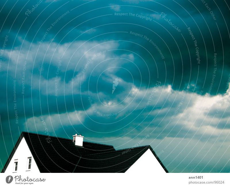 wolkenbruch Wolken Haus Gebäude Dach Fenster Sicherheit gefährlich Himmel Gewitter Regen Schornstein