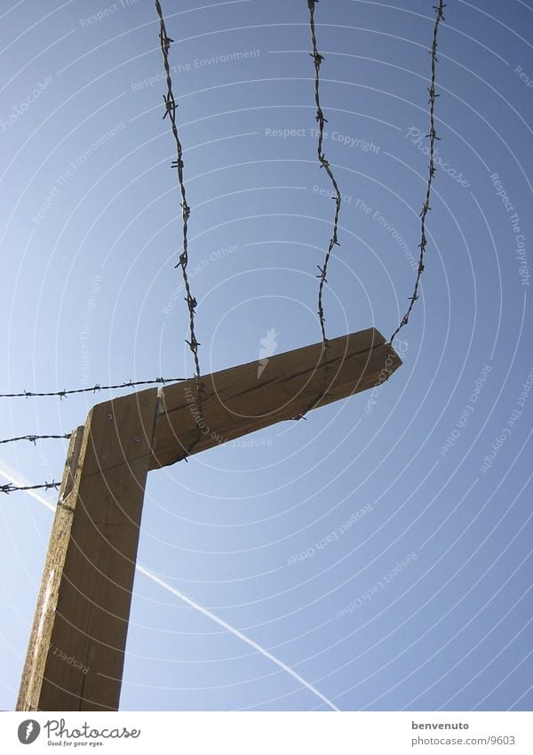 Ausnahmezustand Stacheldraht Barrikade Zaun Barriere gefangen historisch Lager Himmel