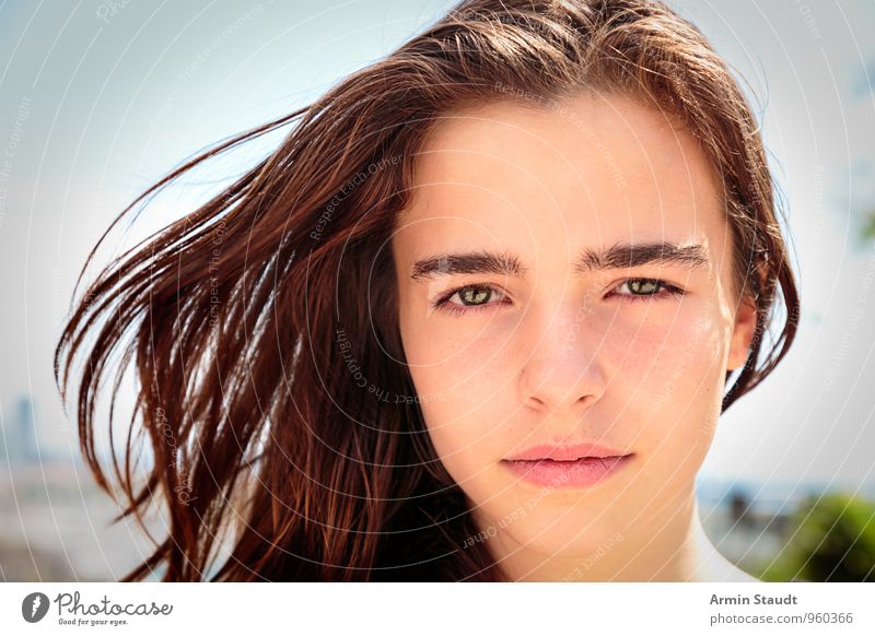 Porträt einer jungen Frau im Sommer Lifestyle schön Zufriedenheit Sommerurlaub Mensch feminin Jugendliche Gesicht 1 13-18 Jahre Kind Landschaft Himmel