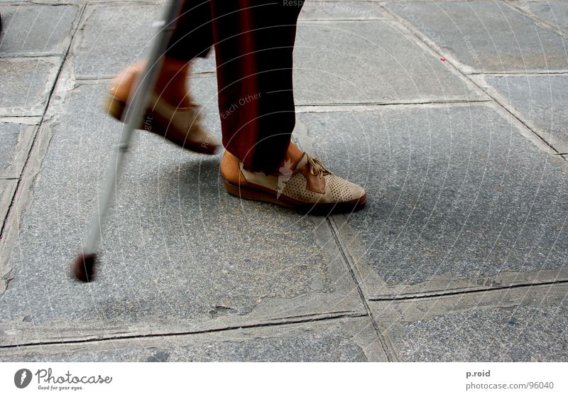 geht schon. Gehhilfe Schuhe langsam schleichend behutsam zeitlos Senior Verkehrswege Dame alphalt Straße bemüht slow ausdauernd kleine schritte Ruhestand