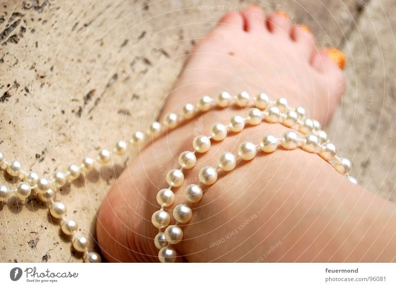 In Ketten (1) gefesselt Zehen gebunden Halskette Fußkette Sicherheit Frau Verbindung Perle Handschellen Fesselung Beine edel umbingen Mensch Haut Pearls foot