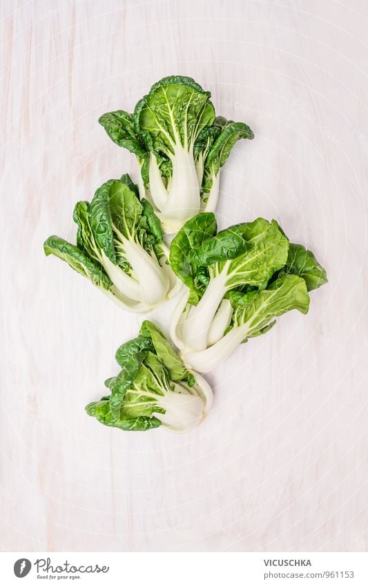 Baby Pak Choi Kohl auf weißem Holztisch Lebensmittel Gemüse Salat Salatbeilage Ernährung Bioprodukte Vegetarische Ernährung Diät Natur Design Hintergrundbild