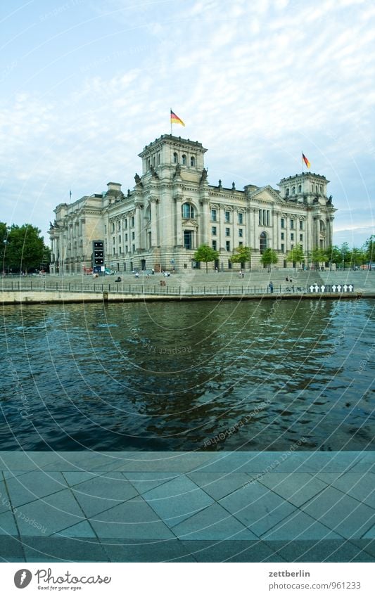 Deutscher Bundestag Architektur Berlin Hauptstadt Regierungssitz Regierungspalast Spreebogen Fluss Kanal Wasser Parlament Fassade Gebäude Wahrzeichen