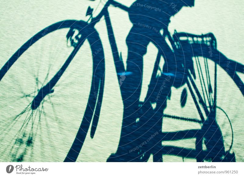 Fahrrad Asphalt Dynamik Fahrradfahren Fahrradtour Fahrradweg Rennsport Schatten Geschwindigkeit Ferien & Urlaub & Reisen Unschärfe wallroth Personenverkehr