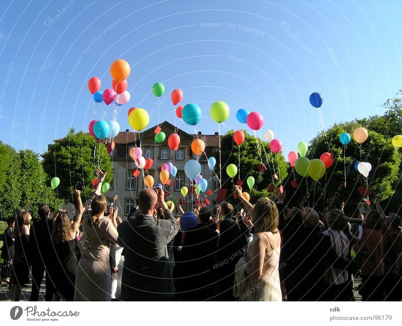 Luftpost... Teil I | Hochzeitsgesellschaft lässt gemeinsam Ballons steigen. Gesellschaft (Soziologie) Zusammensein gleichzeitig Menschenmenge Luftballon