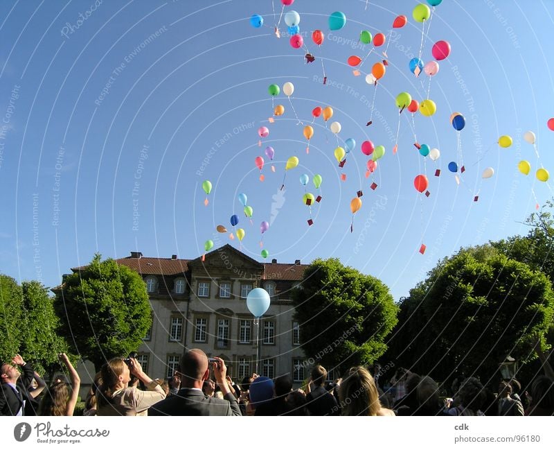 Luftpost... Teil II | Hochzeitsgesellschaft lässt gemeinsam Ballons steigen. Gesellschaft (Soziologie) Zusammensein gleichzeitig Menschenmenge Luftballon