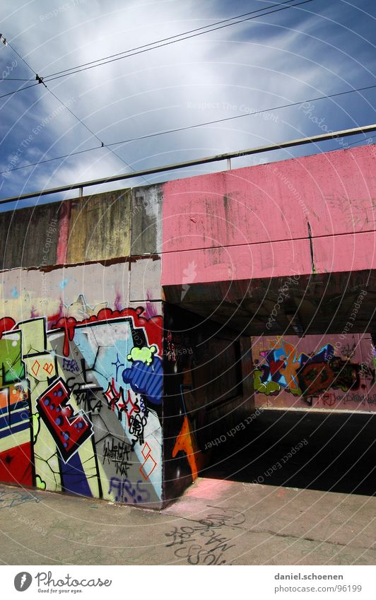 unterführung mehrfarbig sprühen Straßenkunst abstrakt Hintergrundbild grün weiß rosa zyan Licht Tunnel Brücke Graffiti Wandmalereien Unterführung Farbe