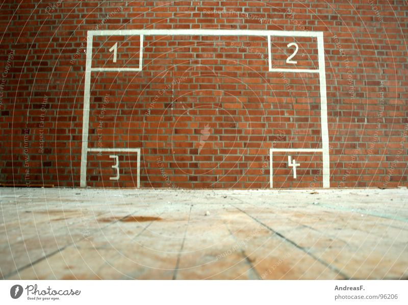 1, 2, 3 oder 4 schießen zielen Mathematik Sporthalle Wand Backstein Mauer Ruine 10 verfallen Ballsport Tor Tortwart werfen Handball rechnen Ziffern & Zahlen