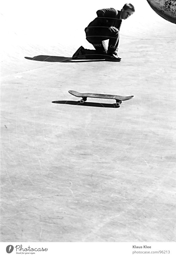 Style Mann Skateboarding Kunst Lifestyle schwarz weiß Konzentration Schwarzweißfoto Sport Spielen Skatboart peter Coolness kontest Sportveranstaltung Rolle