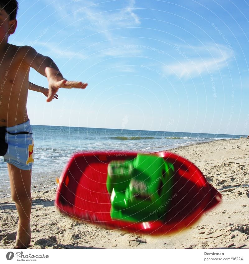 "Ich hab keine Lust mehr..." Strand Sommer Kind Badehose Ärger Meer Wasserfahrzeug Wolken Spielen Spielplatz Spielzeug Dänemark Sand Freude Wut blau werfen