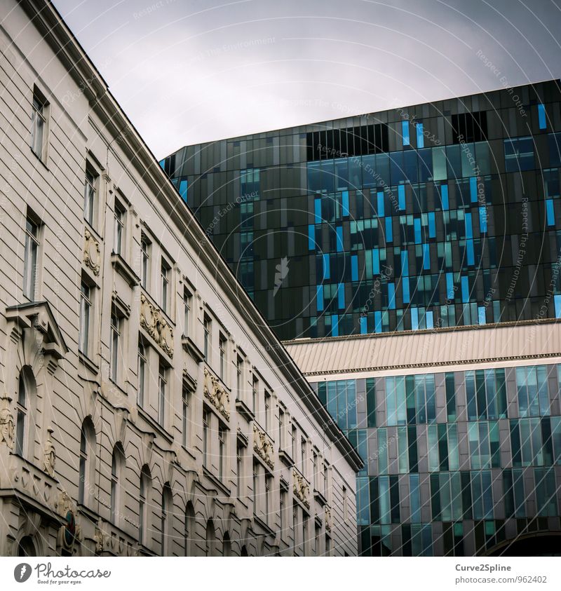 Kontrast Wien Stadt Hauptstadt Haus Bauwerk Gebäude Architektur Mauer Wand Fassade Kraft Altbau Fenster blau Hochhausfassade Industrie Bankgebäude kalt Farbfoto