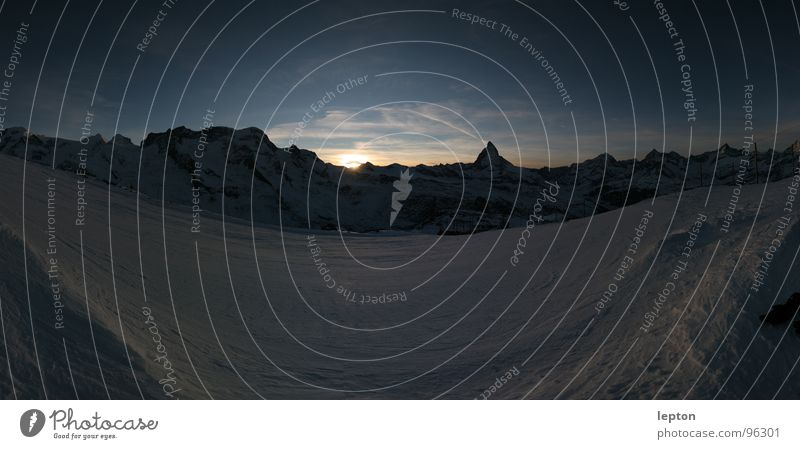 Dreieck Stimmung Sonnenuntergang Bergkette Skipiste Abenddämmerung Kanton Wallis Schweiz Matterhorn Schnee Berge u. Gebirge