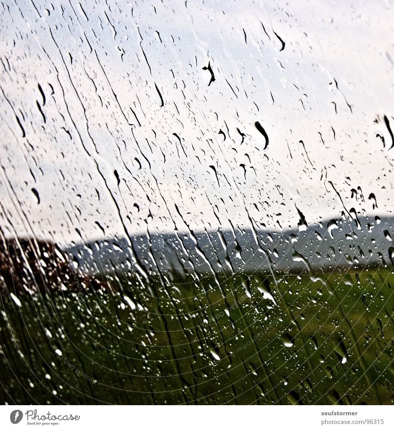 Sturm nass kalt Ekel Wiese Gras Fenster Regen Wolken Regenwolken fließen eng schlechtes Wetter Gewitter Wasser Wassertropfen Berge u. Gebirge PKW Fensterscheibe