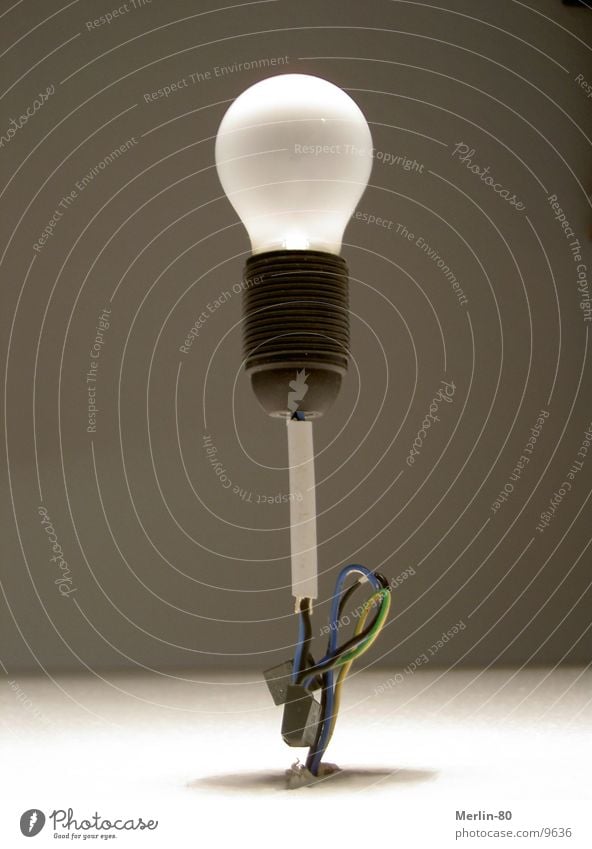 Stehende Idee Lampe Glühbirne Licht stehen Häusliches Leben Geschwindigkeit keine idee Decke Halterung über kopf
