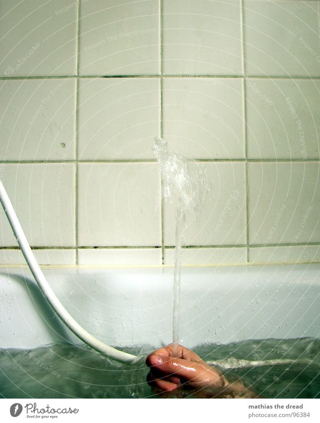 MORGENS Flüssigkeit nass feucht Physik sprudelnd Strahlung Wasserstrahl Badewanne Schlauch Wasserschlauch Hand Langeweile Geplätscher stagnierend spritzen