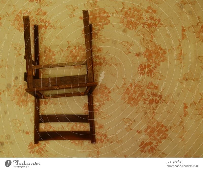 Stehgelegenheit Dekoration & Verzierung Möbel Stuhl Tapete Raum Holz alt drehen braun Wand auf dem Kopf verkehrt Sitzgelegenheit Stehplatz vergilbt verfallen