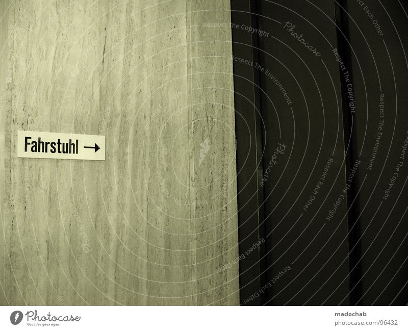 FAHRSTUHL -> Fahrstuhl Mobilität Geschwindigkeit Typographie Wort Richtung einfach Wand Mauer trist Einsamkeit leer Behörden u. Ämter Hinweisschild Buchstaben