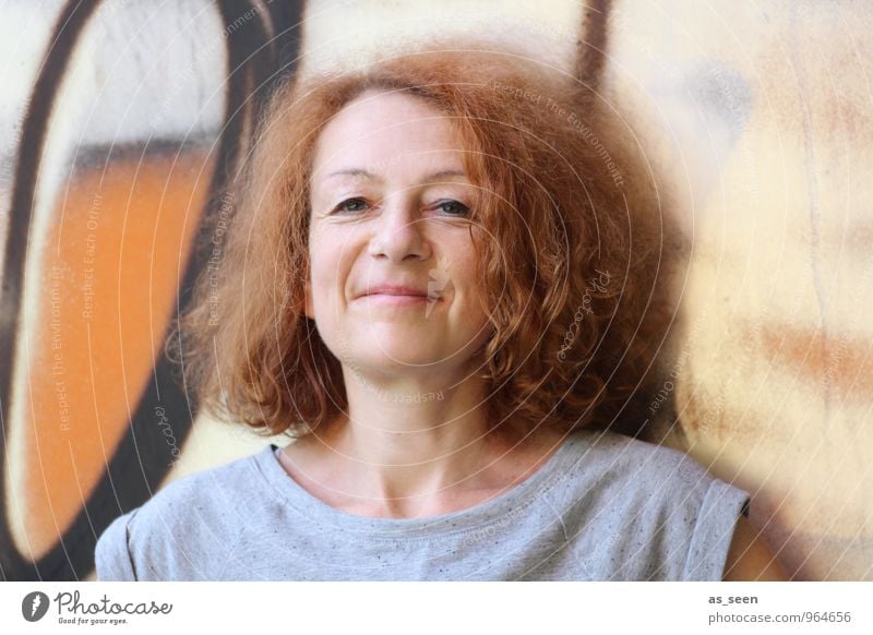 Hey! Frau Erwachsene Leben Haare & Frisuren 30-45 Jahre Mauer Wand rothaarig Locken Schriftzeichen Graffiti Lächeln authentisch Freundlichkeit einzigartig