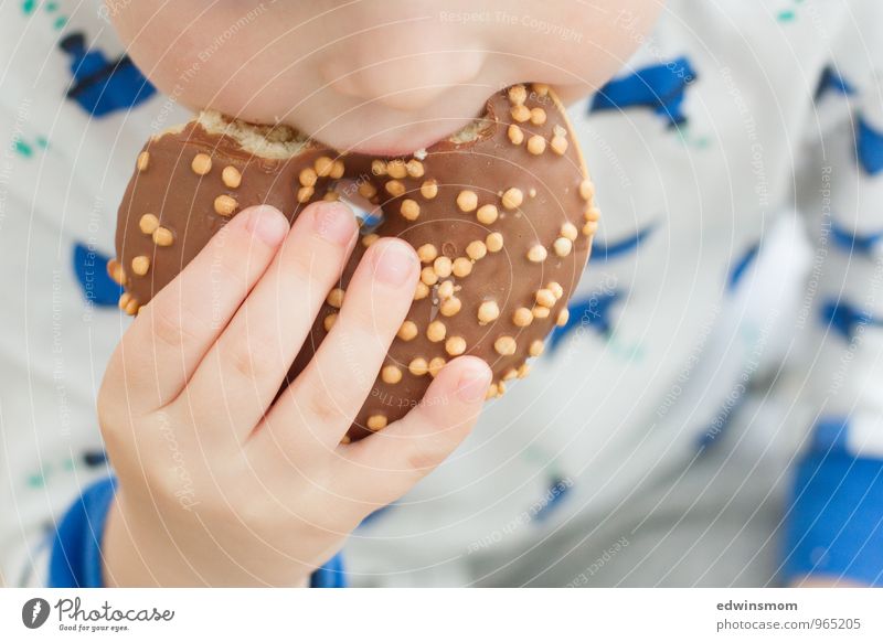 Lecker schmecker Lebensmittel Dessert Süßwaren Essen Kaffeetrinken maskulin Kind Kindheit Hand Finger 1 Mensch 3-8 Jahre Top genießen gut hell lecker rund weich