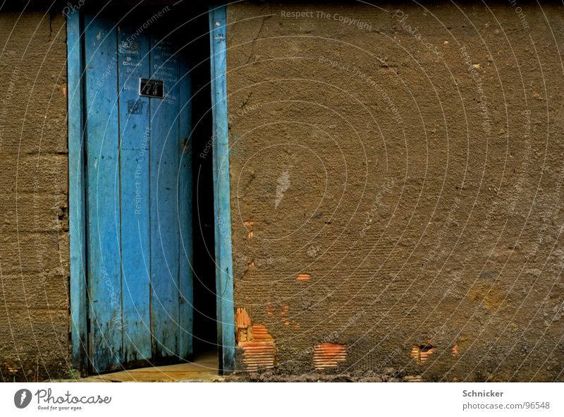 geheimnisvolle Tür mehrfarbig dunkel Brasilien blau Tor Spalte Salvador de Bahia offene tür Wand door secret blue color dark Gate open Eingangstür