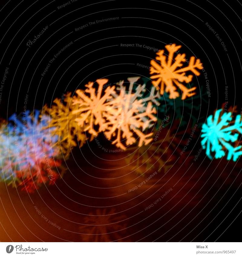 Flocken Winter Eis Frost Schnee Schneefall leuchten mehrfarbig Schneekristall Schneeflocke Licht Beleuchtung Weihnachtsbeleuchtung Farbfoto Außenaufnahme Muster