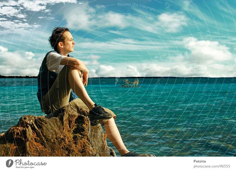 Gedankenversunken Mann See Meer Wolken träumen Denken Erholung Pause wandern Ferien & Urlaub & Reisen Sommer Horizont Ferne genießen Wellness Einsamkeit