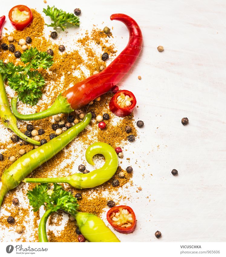 Bunte Chilischoten und Gewürzen auf weißem Holztisch Lebensmittel Gemüse Kräuter & Gewürze Ernährung Vegetarische Ernährung Diät Stil Design Gesunde Ernährung