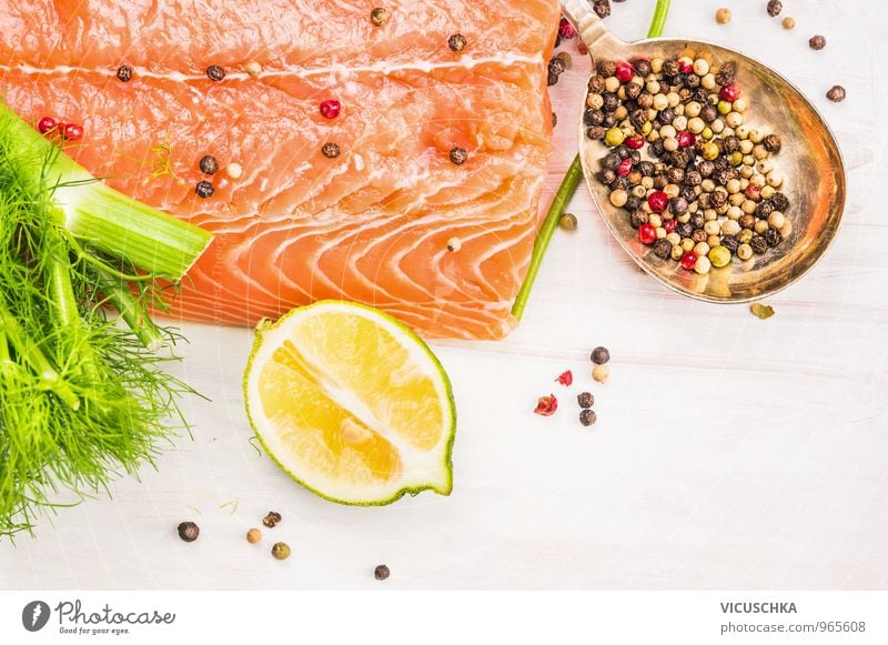 Roher Lachs mit Zitrone und Gewürzen Lebensmittel Fisch Frucht Kräuter & Gewürze Ernährung Bioprodukte Vegetarische Ernährung Diät Stil Design Gesunde Ernährung