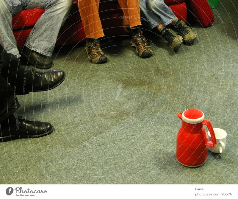 Pausenclown Farbfoto Innenaufnahme Tasse Sofa Sitzung sprechen Freundschaft Beine Fuß Menschengruppe Schuhe Teekanne Thermoskanne Arbeitskreis Versammlung