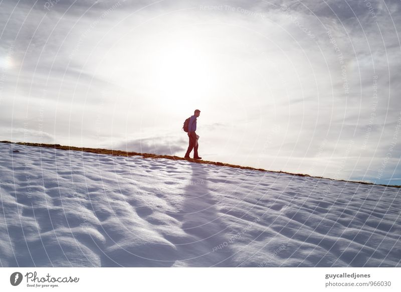 Ausflug Ferien & Urlaub & Reisen Tourismus Winter Schnee Winterurlaub Berge u. Gebirge wandern Natur Landschaft Alpen Gipfel Schneebedeckte Gipfel genießen