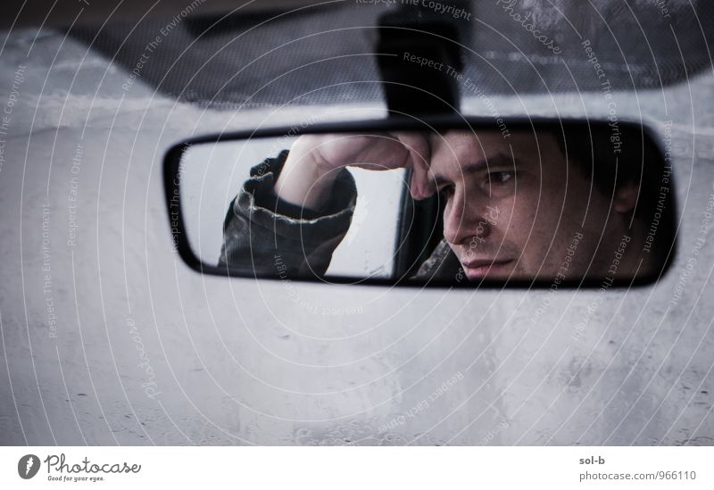 rrwndww maskulin Junger Mann Jugendliche Gesicht Hand 1 Mensch 18-30 Jahre Erwachsene schlechtes Wetter Regen Autofahren Verkehrsstau Fahrzeug PKW Spiegel Glas