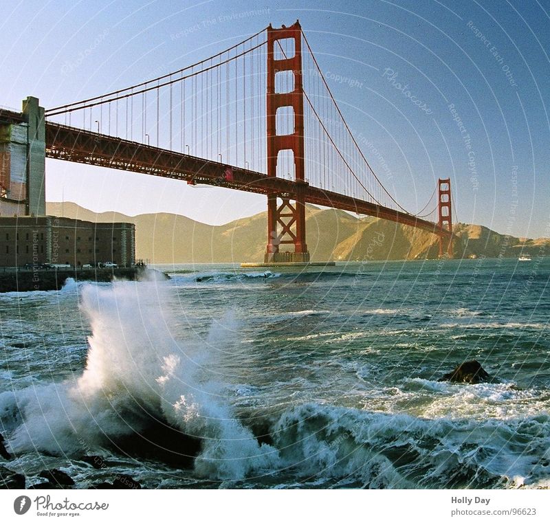 Wellengang am Golden Gate Golden Gate Bridge rot Stahl Meer San Francisco Schaum Surfer Küste träumen Hängebrücke Brücke Blauer Himmel USA