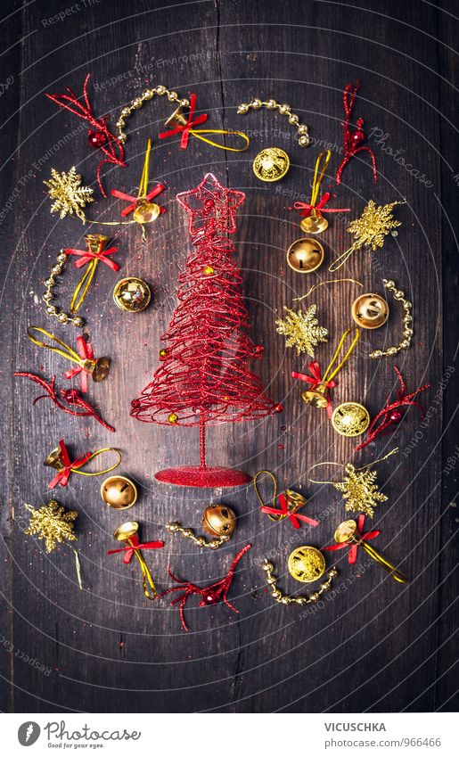 roter Weihnachtsbaum mit goldene Weihnachtsschmuck Lifestyle Stil Design Winter Wohnung Dekoration & Verzierung Weihnachten & Advent Natur Ornament retro braun