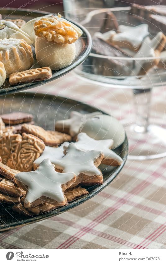 Gebäck Teigwaren Backwaren Süßwaren Geschirr lecker süß Zimtstern Weihnachtsgebäck Tischwäsche kariert Etagere Farbfoto Innenaufnahme Menschenleer