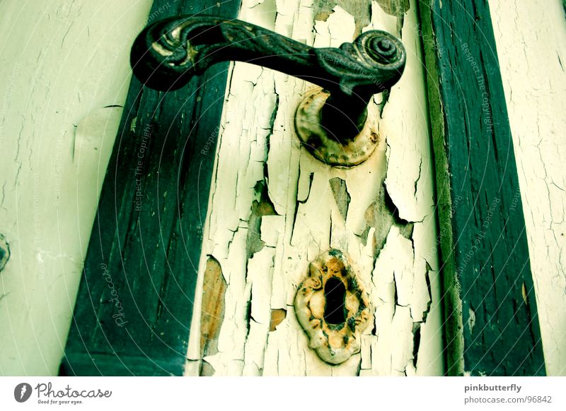 Schlüsselochgucker... Schlüsselloch Altbau Griff Ruine dreckig grün weiß geheimnisvoll Außenaufnahme verfallen Vergänglichkeit obskur Tür alt abgeblettert Farbe