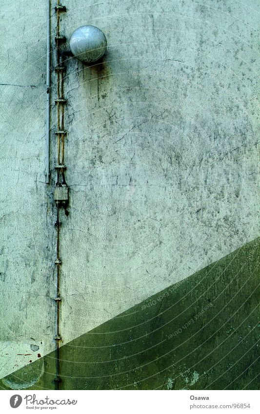 VEB Elektrokohle 08 Wand Lampe Fabrik diagonal grün dreckig verwohnt verfallen Kabel Überputzinstallation Industriefotografie Einsamkeit DDR Kunstwerk