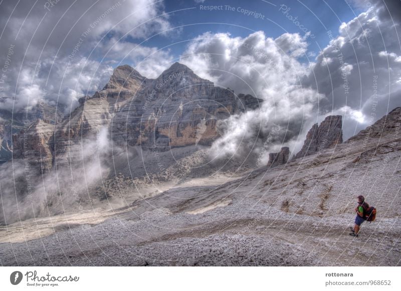 Tofane Tourismus Ausflug Freiheit Berge u. Gebirge wandern dolomites dolomiten südtirol ladinia trekking 1 Mensch Wolken Sommer Nebel Felsen Alpen Gipfel