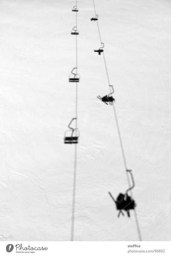 Sessellift Sesselbahn Skifahren weiß schwarz kalt Österreich Nervenkitzel Aktion Après-Ski Winter Seilbahn Schwarzweißfoto Schnee hoch Stubaital Freude Schatten