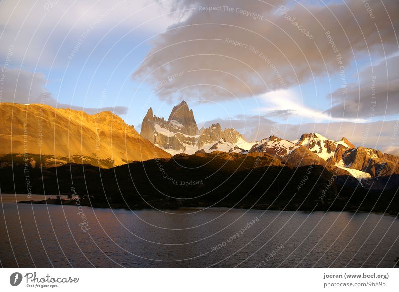 Fitz Roy I Berge u. Gebirge wandern Wolken Romantik Hoffnung Sonnenuntergang mystisch Argentinien Nationalpark Südamerika bergig Abenddämmerung Fritz Roy