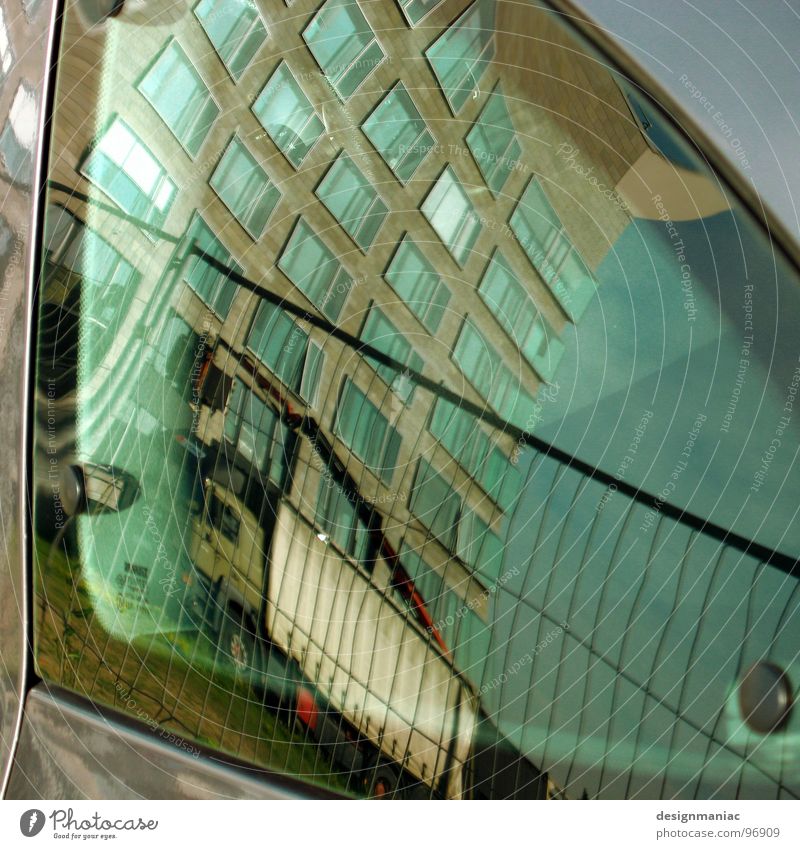 Nichts ist wie es scheint Fenster Autofenster Haus Zaun Hochhaus blau-grün grau Barriere Findet Nemo Muster kariert Autositz Zukunft außerirdisch krumm quer