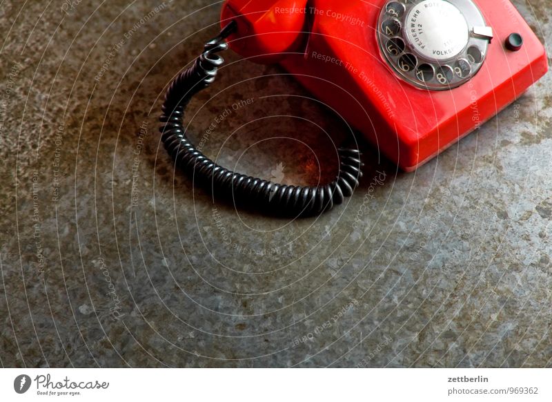 Red Phone Slight Return Telefongespräch fernruf Telefonhörer Kommunizieren Telekommunikation rot rotes telefon Wählscheibe Tischfernsprecher Kontakt Verbindung