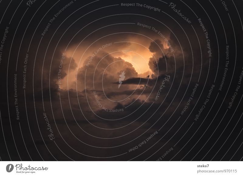 Hintergrundbeleuchtung nur Himmel Gewitterwolken schlechtes Wetter bedrohlich dunkel grau orange schwarz Hoffnung Glaube Flugangst Barock Gedeckte Farben