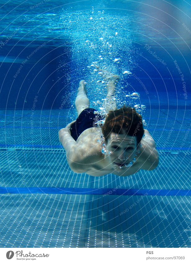Blubb Blubb III Unterwasseraufnahme genießen angenehm Schwimmbad Worms Freibad Mangel Wasser langsam Sport Spielen Jugendliche Wassersport blau Blubbern blasen