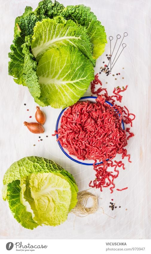 Kohlrouladen Zutaten: Hackfleisch und Wirsingkohl Blätter Lebensmittel Fleisch Gemüse Kräuter & Gewürze Ernährung Mittagessen Festessen Bioprodukte Diät