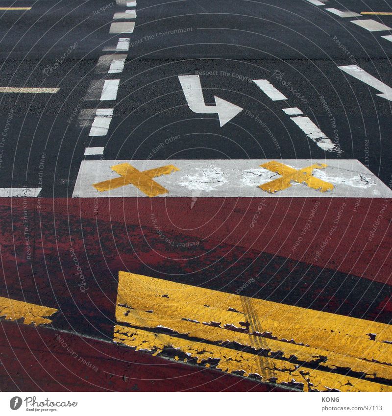 splitscreen Hongkong Straßenbelag Teer dreckig unten Asphalt Fahrbahn Fahrbahnmarkierung Stadt Baustelle gesperrt graphisch rot gelb weiß schwarz Verkehrswege