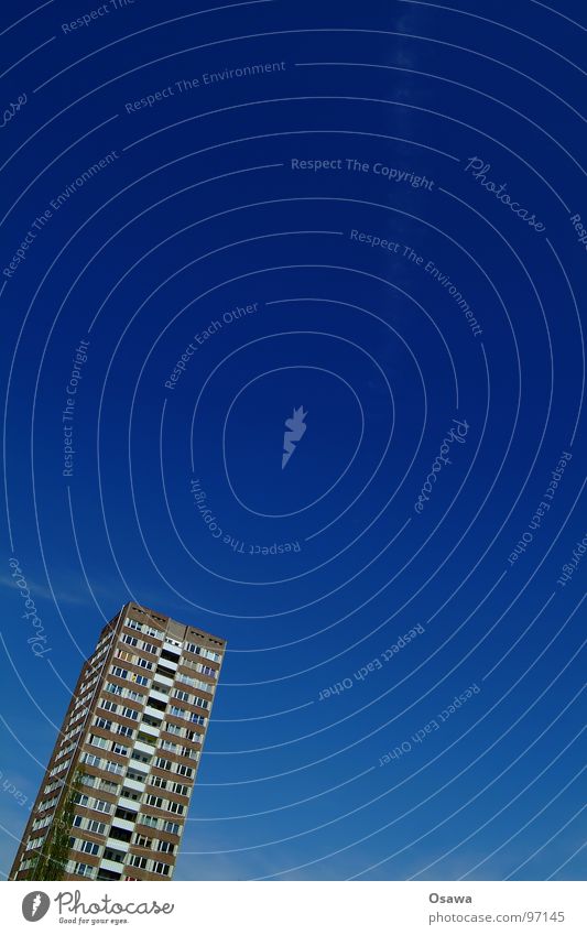 Sozialstaat in Schieflage Plattenbau Wohnung Haus Gebäude Beton Fassade Fenster Berlin Lichtenberg Hochhaus Häusliches Leben blau Himmel Schönes Wetter DDR