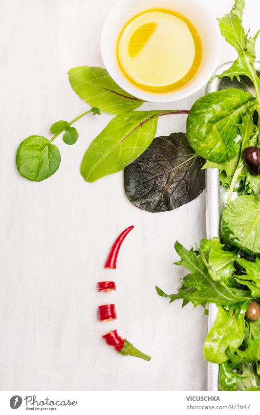 Grün Salat mit Dressing und Chilischote Lebensmittel Gemüse Salatbeilage Kräuter & Gewürze Öl Ernährung Mittagessen Büffet Brunch Festessen Bioprodukte