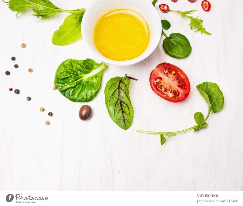 Salat Blätter mit Dressing, Oliven und Tomaten Lebensmittel Gemüse Salatbeilage Kräuter & Gewürze Öl Ernährung Festessen Bioprodukte Vegetarische Ernährung Diät