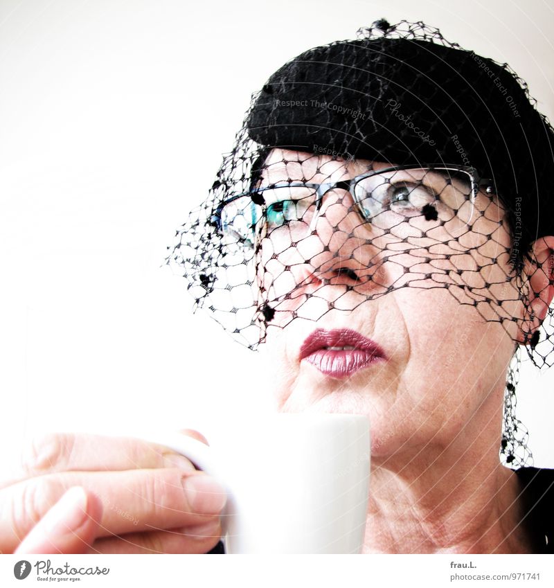 altes Gegenlicht-Mädchen Kaffeetrinken Espresso Tasse Stil Restaurant Frau Erwachsene Weiblicher Senior Gesicht 1 Mensch 45-60 Jahre Brille Hut Denken Kitsch