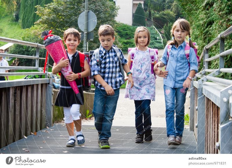 Einschulung, Erster Schultag Kindererziehung Bildung Schule lernen Schulkind Schüler Geschwister Freundschaft 4 Mensch laufen Zusammensein selbstbewußt